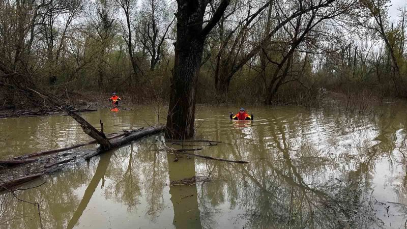 FOTOGALERIJA: Timovi žurnih službi spašavaju migrante iz močvarnog područja