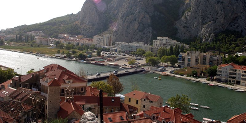 Vijećnica Sandra Mitrović Nikšić: Je li moguće osuvremeniti ili izmjestiti odašiljače sa zgrade Pošte u Omišu, ljudi kažu da obolijevaju?