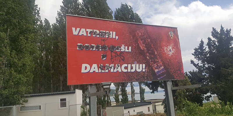 Išaran plakat dobrodošlice reprezentaciji koji je istaknut na ulazu u Omiš