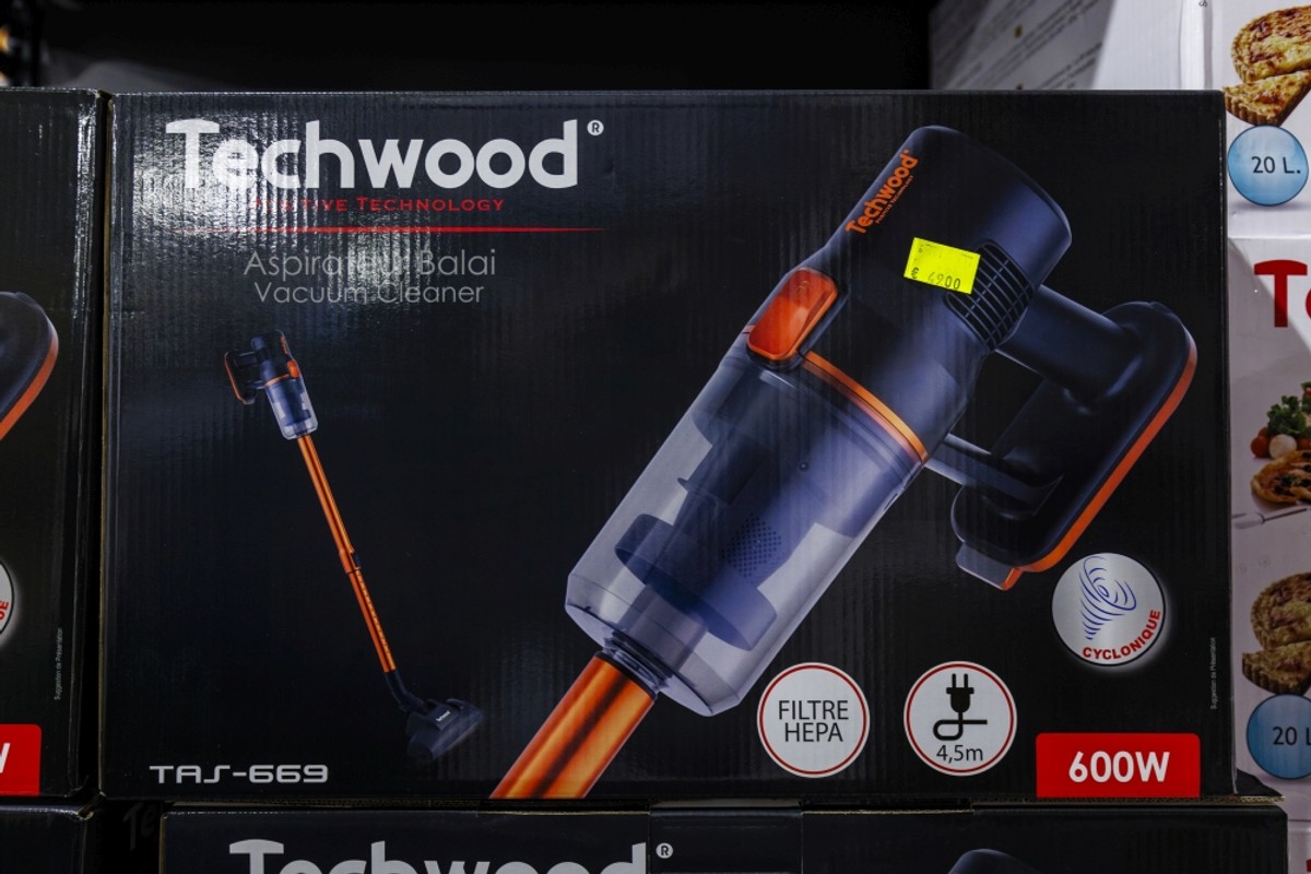 Božićna groznica trese Dalmaciju: U kaštelanskom outletu krenuo Black Friday! Božićni asortiman na 50% popusta, a na rasprodaji su stabla maslina i limuna