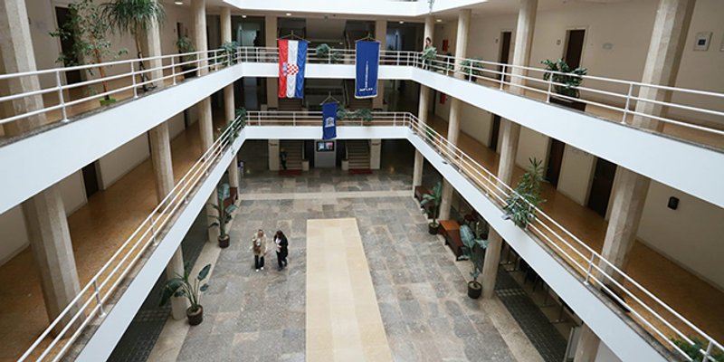 SVE BOLJE OD BOLJEG Nakon jučerašnje tiskovne konferencije, u Banovini se pojavio prozvani policajac Bilobrk