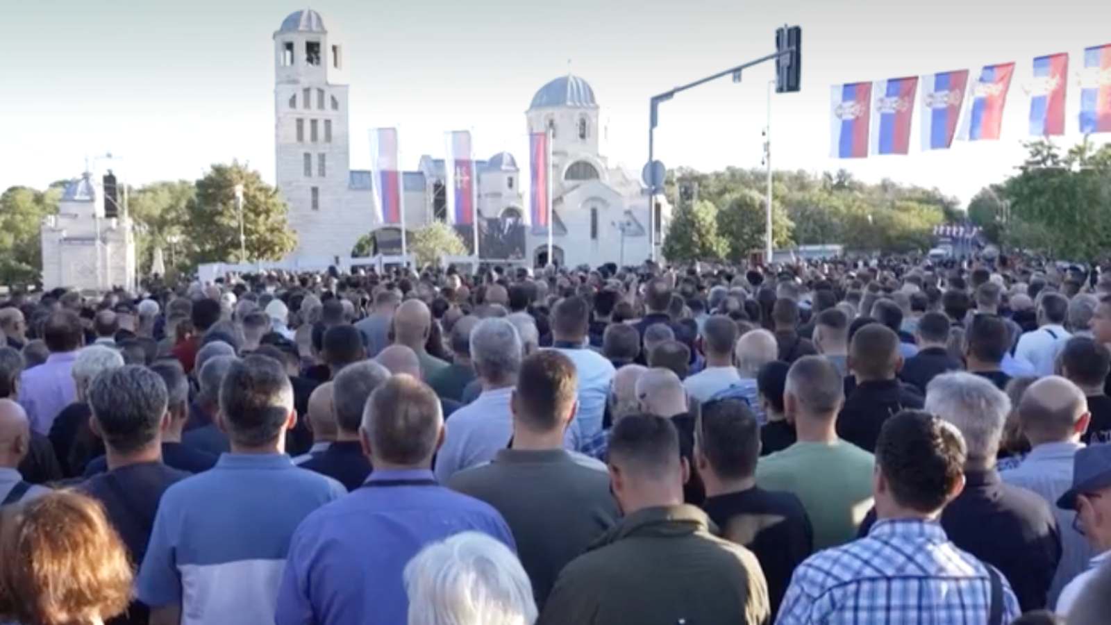 Beograd pod policijskim osiguranjem zbog sprovoda Ratka Mladića: Tisuće građana čekaju ispred crkve