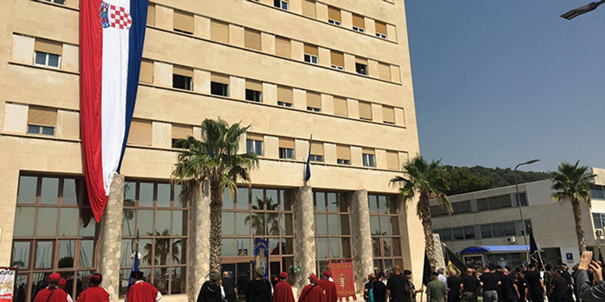 VIDEO: Na Banovini zavijorila hrvatska zastava, održan mimohod branitelja