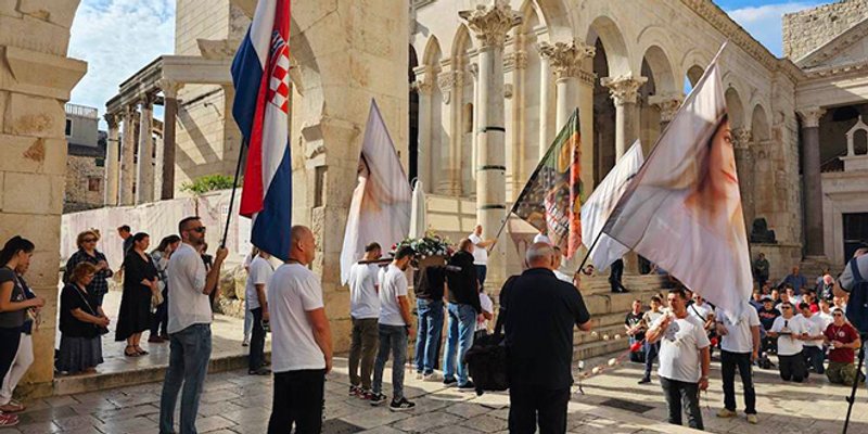 Uhvaćen muškarac koji je nakon molitve na Peristilu prijetio aktivistici