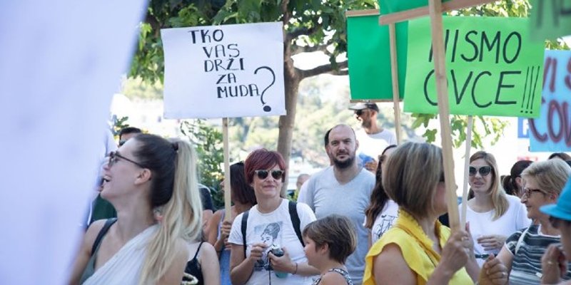 VIDEO Unatoč prosvjedu, betonizaciju Makarske podržala Hloverka Novak Srzić i Plenkovićev ujak