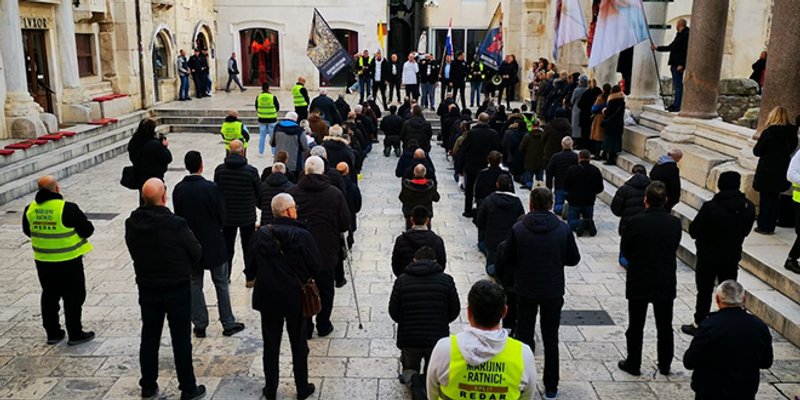 FOTO/VIDEO Katolički muževi i jutros molili na Peristilu, podržava ih sve više žena