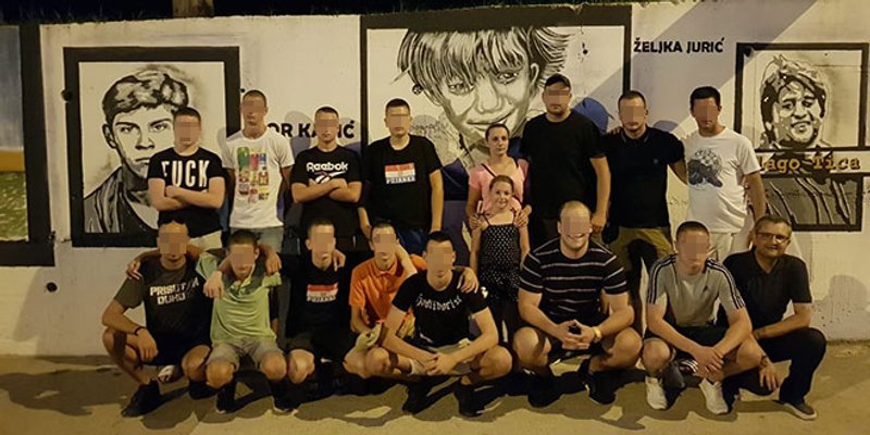 'Djevojčica u plavom kaputiću' večeras se zajedno s pripadnicima Torcide fotografirala ispred njoj posvećenog murala u Vukovarskoj ulici 