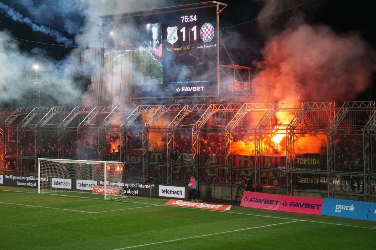 FOTO: Torcida ispaljivala rakete preko centra igrališta