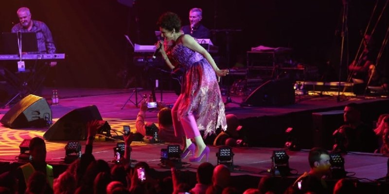 FOTO/VIDEO: Splitska publika pokazala kako im malo za sriću triba, fantastičan koncert Doris Dragović