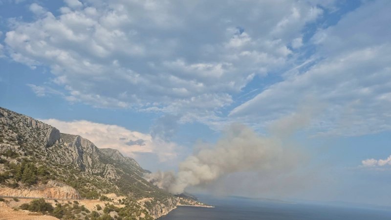 Požar kod Svete Nedjelje na Hvaru: Na terenu sve otočke vatrogasne snage i kanaderi