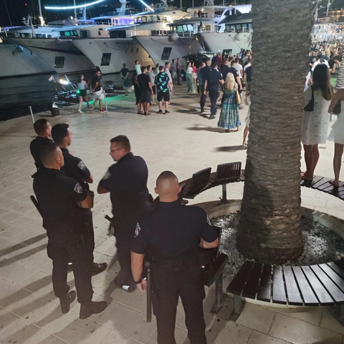 VIDEO Brojni Hvarani okupili su se pred Carpe Diemom. Nadjačavaju glazbu i skandiraju: 'Odlazi, Odlazi!'