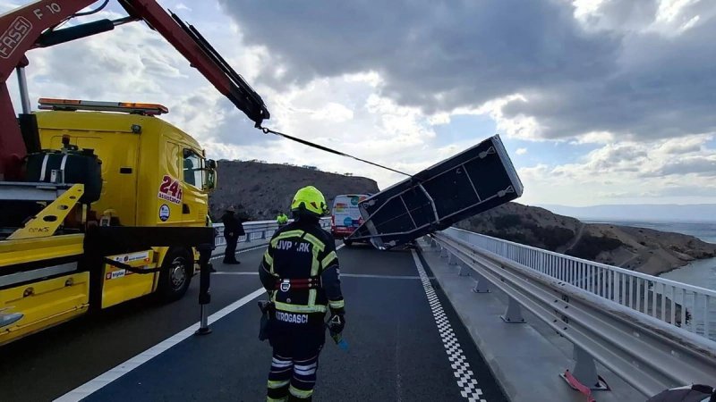 FOTOGALERIJA Prikolica visjela preko ograde Krčkog mosta, pogledajte kako je izgledala vatrogasna intervencija