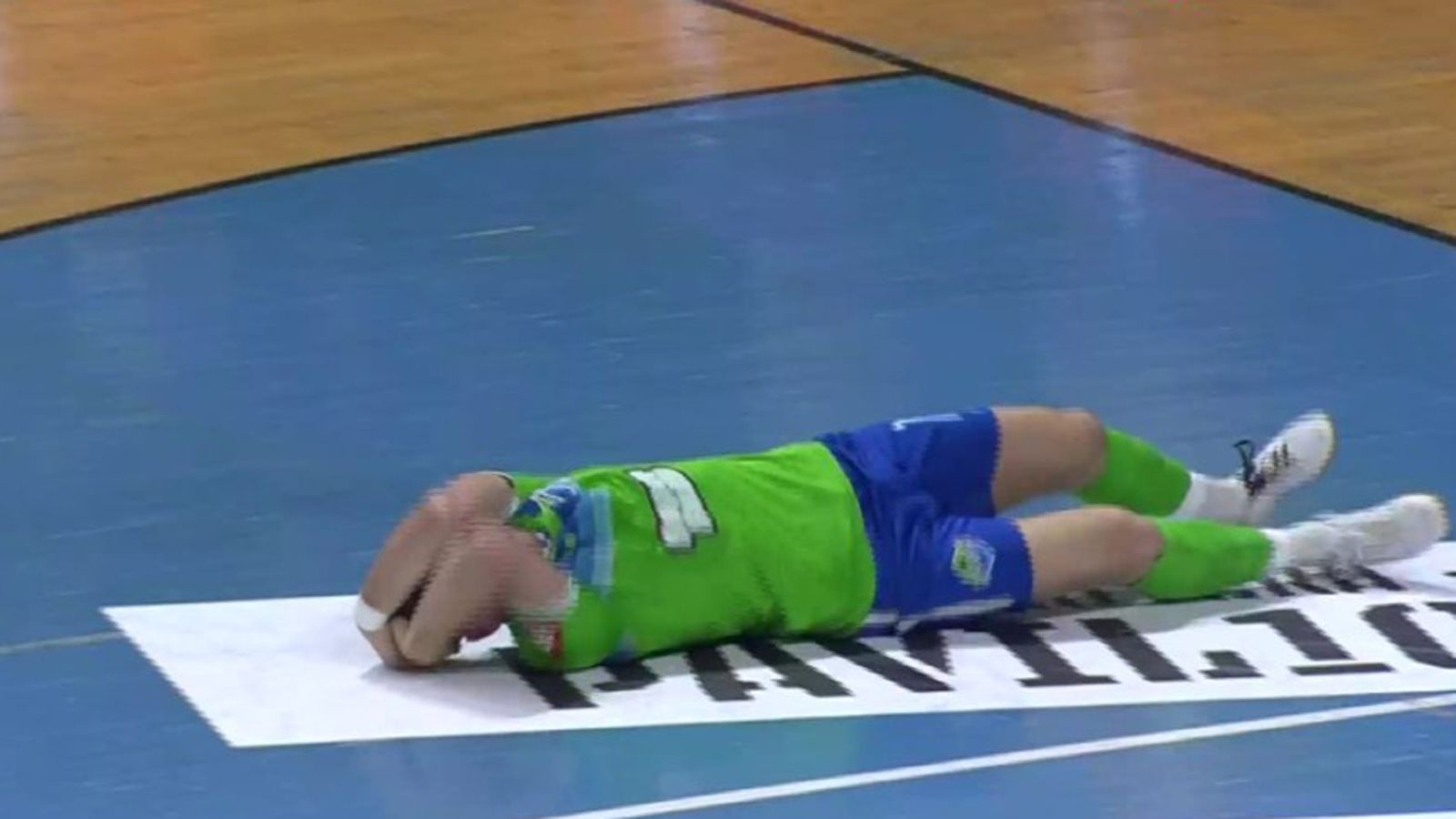 SRAMOTAN INCIDENT U RIJECI: Igrač Olmissuma nakon gola pogođen u glavu 