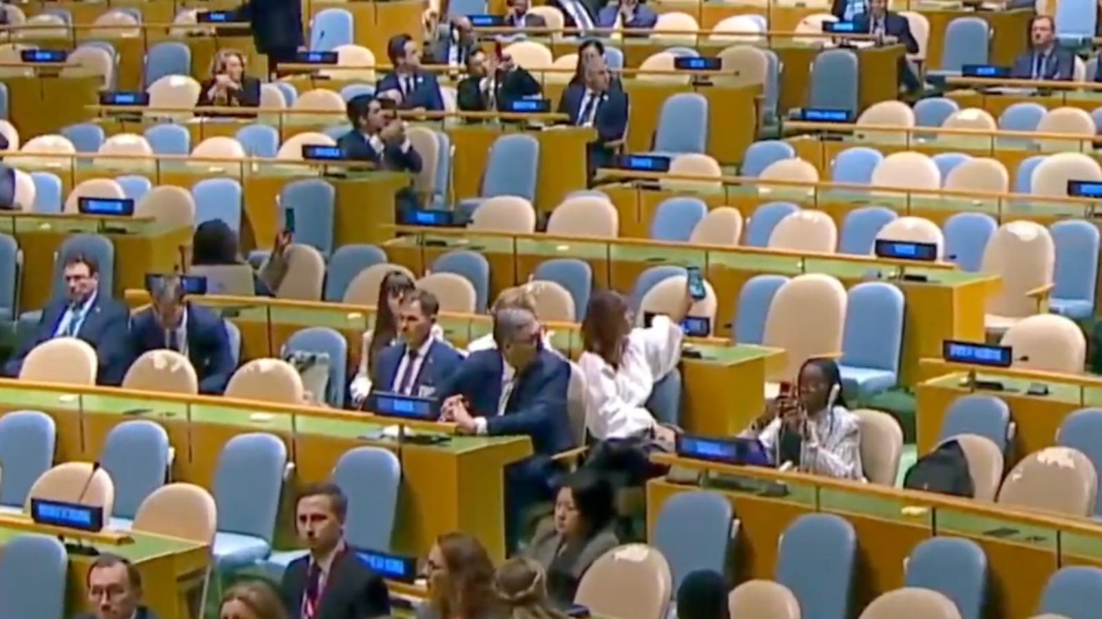 VIDEO Izaslanici napuštali dvoranu tijekom Netanyahuova govora, a Vučić ostao sjediti: Njegova reakcija širi se mrežama