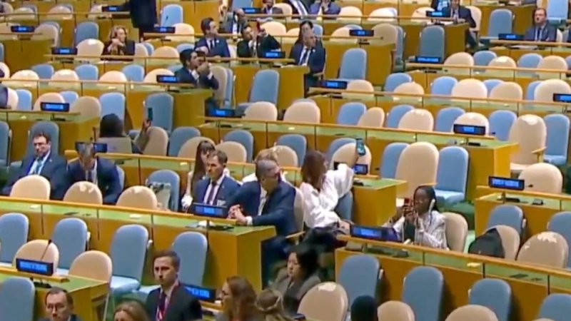 VIDEO Izaslanici napuštali dvoranu tijekom Netanyahuova govora, a Vučić ostao sjediti: Njegova reakcija širi se mrežama