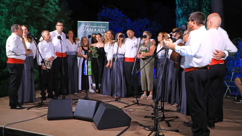 Zavjet dalmatinskoj klapskoj pjesmi pod zidinama drevne Salone: Bogata tradicija klape Tamarin okrunjena noću za pamćenje