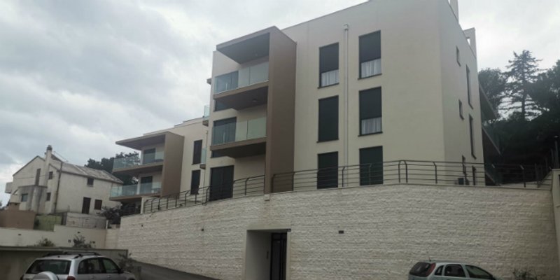 NAPAD U VAROŠU Šipkama izudarali muškarca na stubištu zgrade!