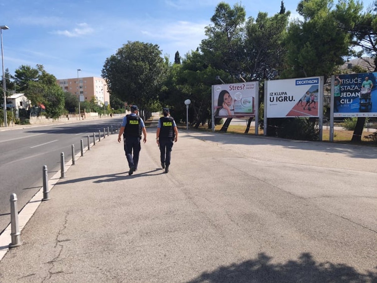 UŽIVO S TURSKE KULE Ostao samo jedan policijski kombi