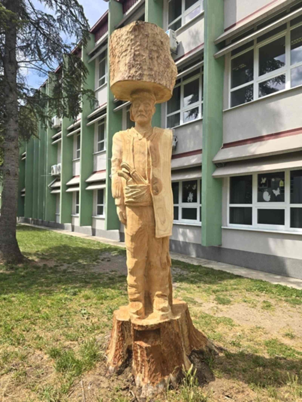 FOTO Pogledajte što je nastalo od 50 godina starih stabala u sinjskoj školi