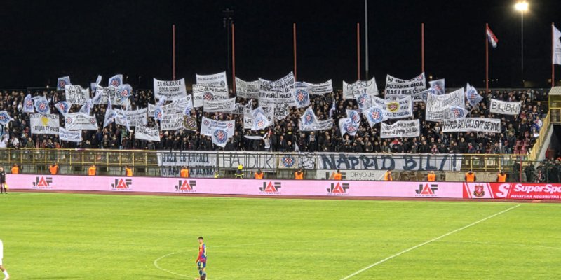 FOTOGALERIJA: Torcida ukrasila tribinu retro transparentima