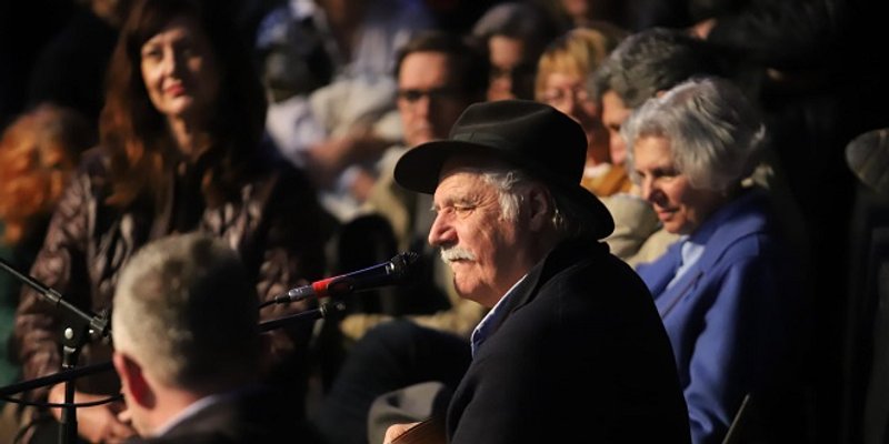 VIDEO: NIKAD TOLIKO PUBLIKE Rade Šerbedžija na Pričiginu otkrio zašto je volio Hajduk kao dijete i kako se ponovno zaljubio u njega