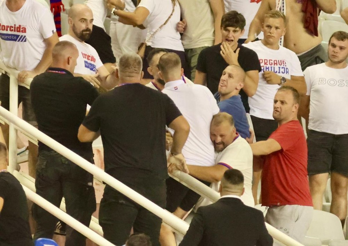 Gužva na Zapadnoj tribini | foto: Veljko Martinović