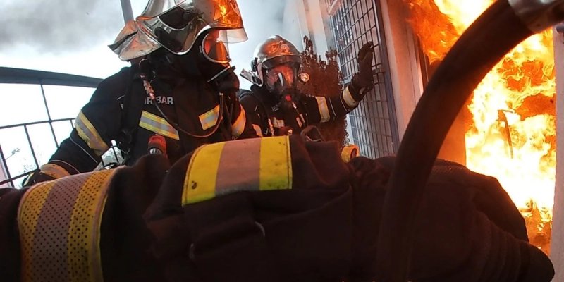 Gorjeli kontejneri u Splitu, vatra zahvatila i vozilo