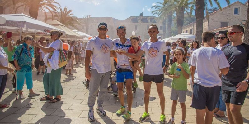 FOTO/VIDEO: VELIKA ZAVRŠNICA MARATONA DOBROTE Hvarani za 'Perle' prikupili oko 150.000 kuna