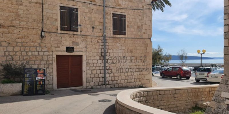 Uz dvorac Vitturi osvanula poruka teoretičara zavjere