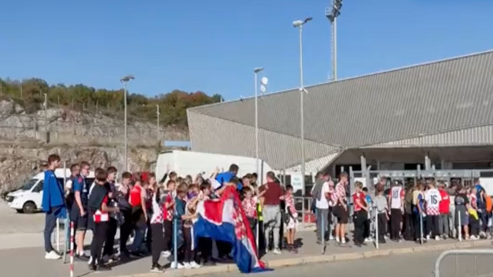Prvi mladi navijači već stigli na Rujevicu, očekuje ih se preko šest tisuća