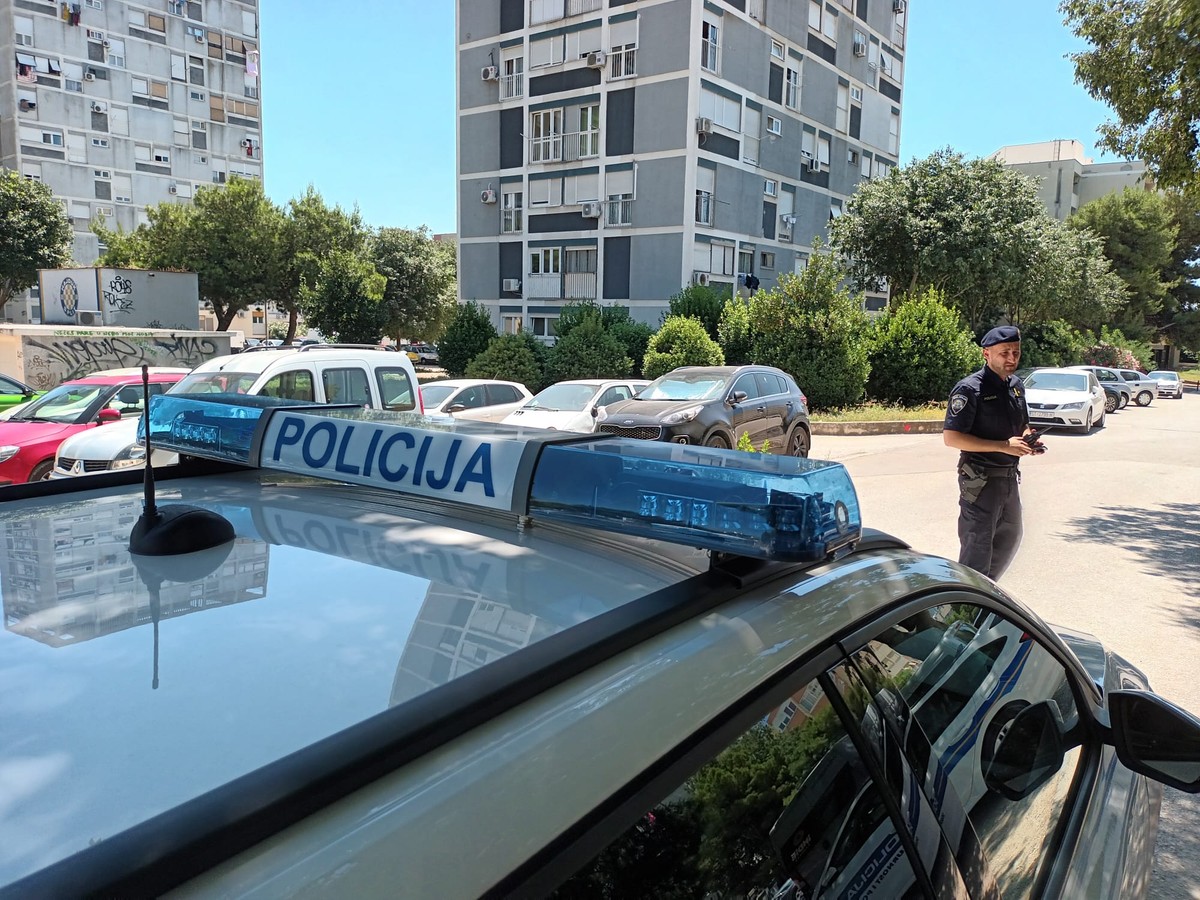 NEDALEKO OD PARKA MLADEŽI Muškarac šetao oko zgrade i vikao da ima praznu bombu, ljudi su pozvali policiju