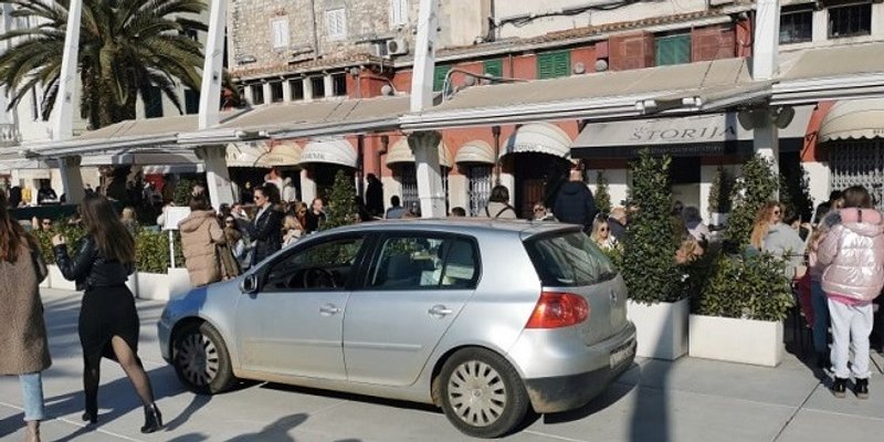 GOLF 5 U CENTRU PAŽNJE Parkirao auto na splitskoj Rivi, izrugali ga zbog marke