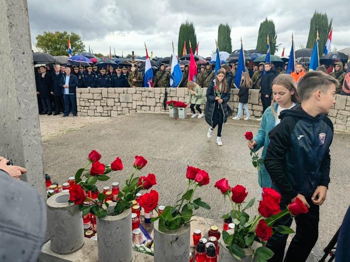 FOTO/VIDEO Milanović odao počast žrtvama Škabrnje i položio vijenac. Veliki barjak HOS-a dominirao u koloni