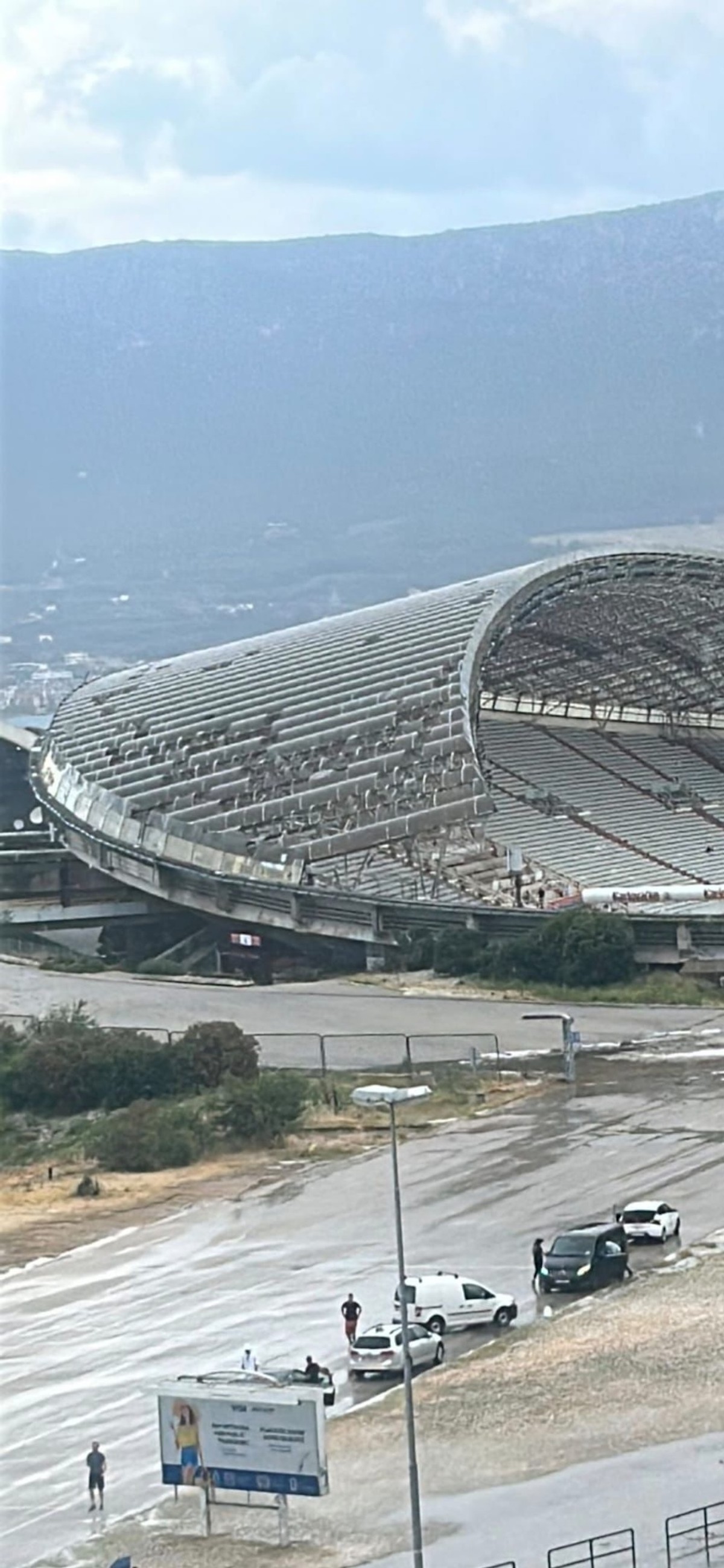 STRADAO POLJUD Nevera raznijela krov stadiona!