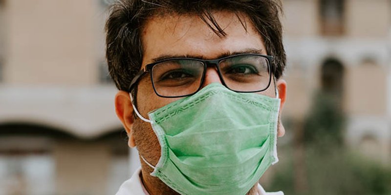 Evo kako spriječiti magljenje naočala dok nosite masku