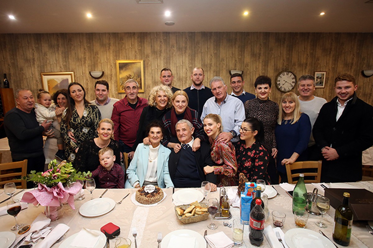 DIJAMANTNI PIR Jure i Sjeverka proslavili su 60 godina braka, a još balote skupa igraju!