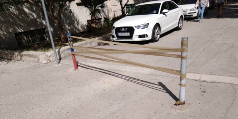 SELOTEJPOM PROTIV AUTA Djelatnici OŠ Dobri morali su se dosjetiti kako povećati sigurnost učenika