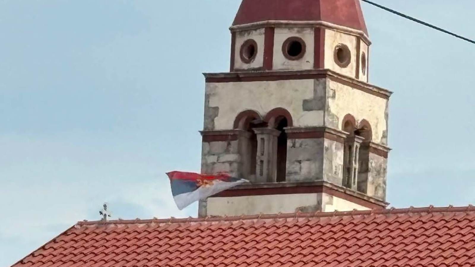 Fotografija srpske zastave na zvoniku crkve u Karinu Donjem izazvala burne reakcije