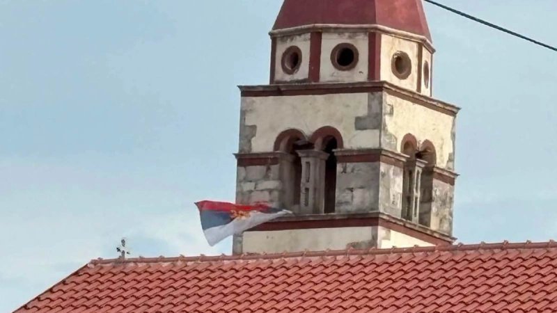 Fotografija srpske zastave na zvoniku crkve u Karinu Donjem izazvala burne reakcije