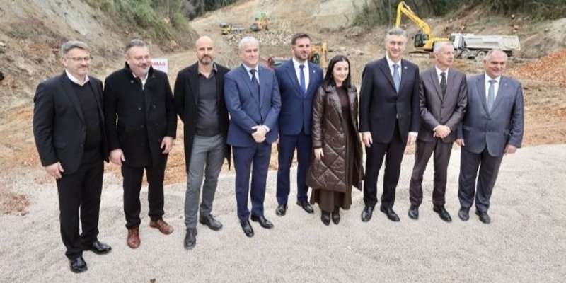 FOTO Plenković s trećinom Vlade stigao na izvor Jadra: 'Ovo je civilizacijski iskorak'