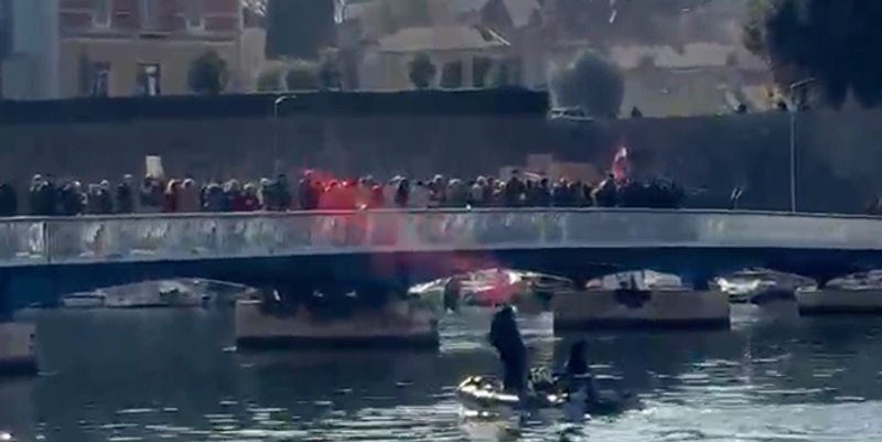 VIDEO Došli gumenjakom ispod mosta i izgađali sudionike marša