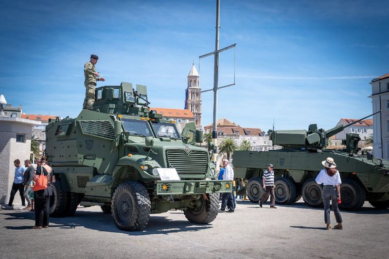 NOVA FOTOGALERIJA Moćna vozila Hrvatske vojske u centru Splita, a večeras vatromet!