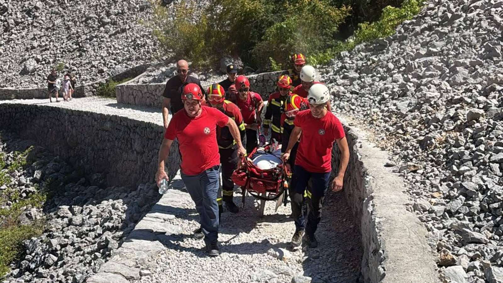Vrućine ne praštaju: Turistkinja na Modrom jezeru doživjela toplinski udar, spasili su je HGSS-ovci