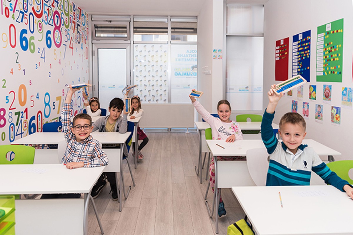 ŠKOLA MALAC GENIJALAC Naši polaznici nisu genijalci, već razigrana djeca poput vaših malaca!