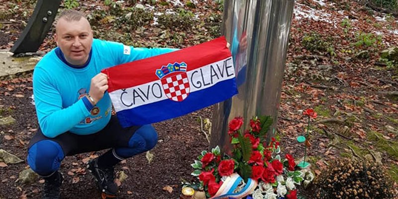 DRUGI DAN PUTA BICIKLOM DO VUKOVARA Žarko Jukić zapalio svijeću Josipu Joviću