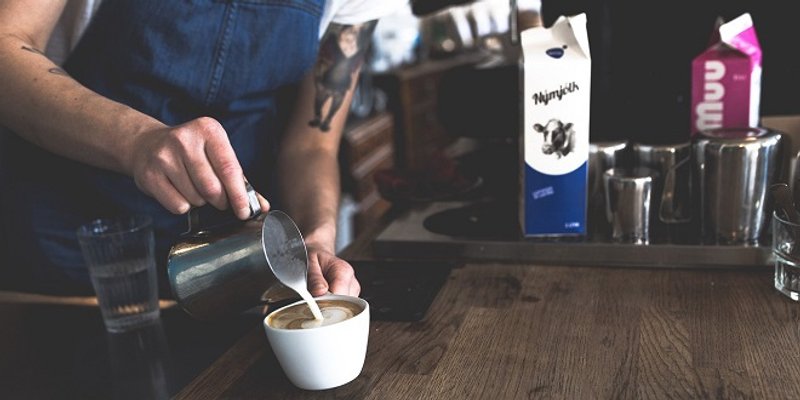 Konobar s Brača preko Facebooka traži gošće koje su piće platile više nego su trebale