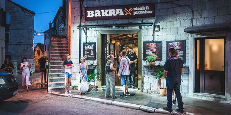 BAKRA PONOVNO ČASTI ČITATELJE Naruči, pokupi i uživaj!