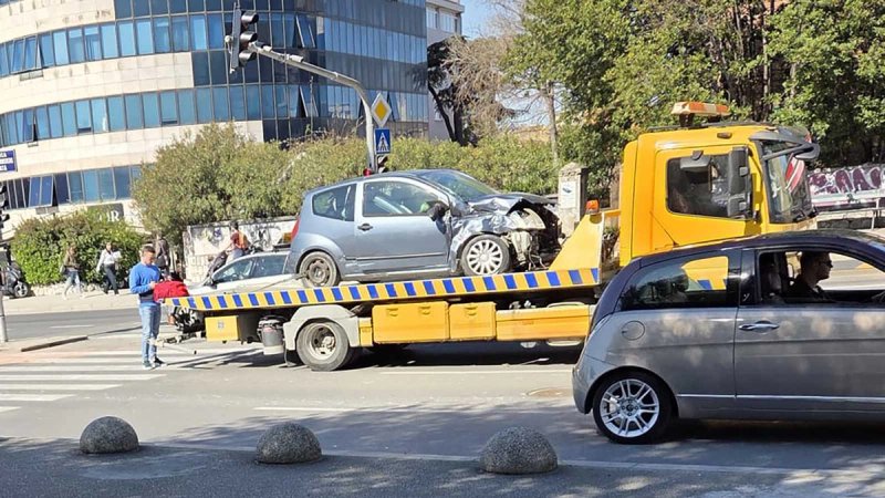 Sudar autobusa i auta u centru Splita: Jedna osoba ozlijeđena