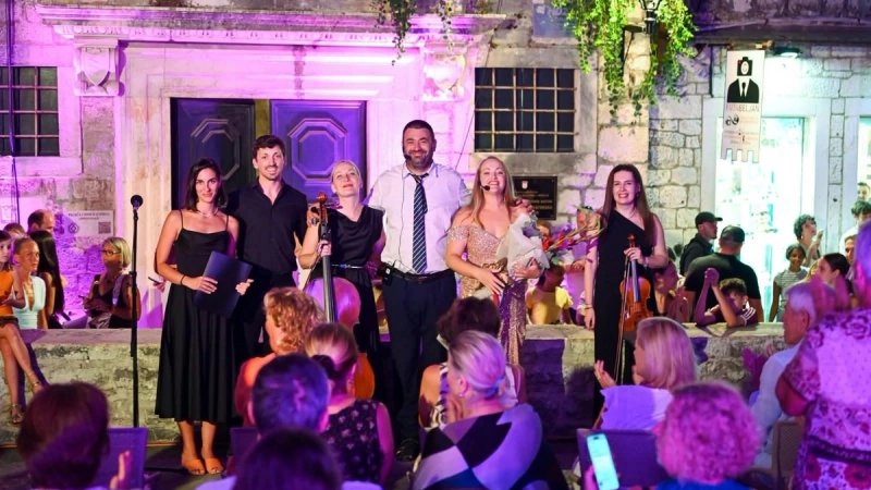 FOTOGALERIJA Savršena glazbena večer pod trogirskom triforom, provjerite kako je bilo