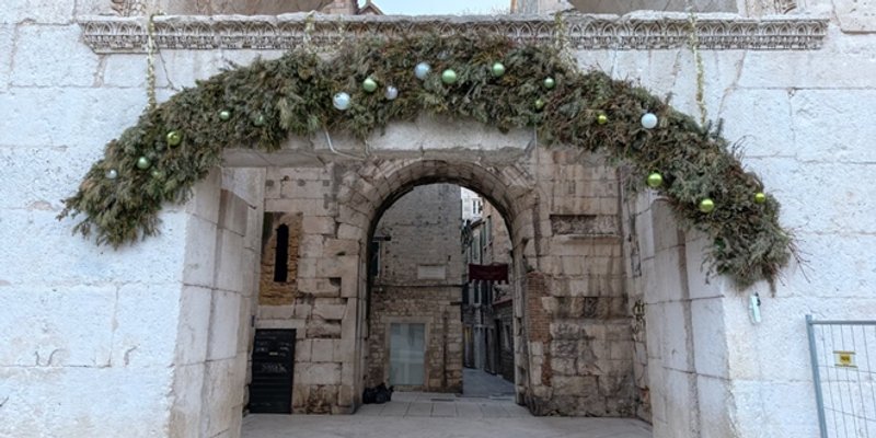 FOTOGALERIJA Je li vrijeme za skidanje božićnih ukrasa?